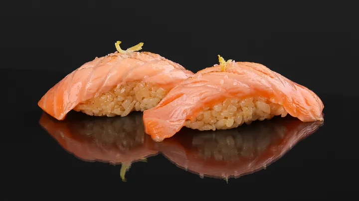 Нигири абури с лососом